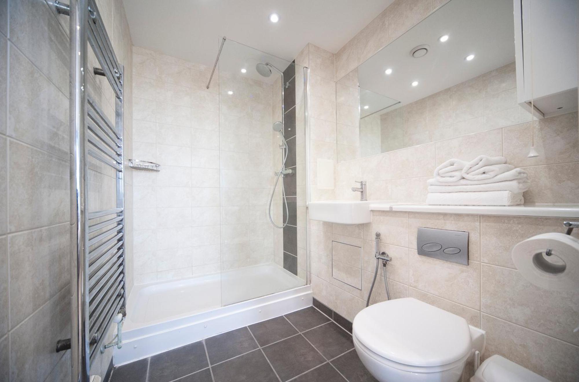 Top Floor Apt - 2 Bed/2 Bath + Private Balcony Londres Exterior foto